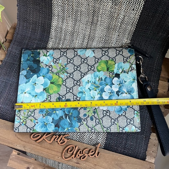🌼SOLD🌼🌸Gucci Blooms Zip Wrislet Pouch🌸 - Picture 4 of 17